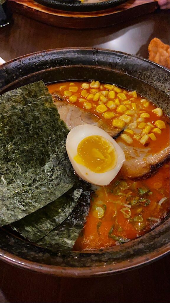 Ramen with egg, corn, pork chashu and seaweed 🍜🥚