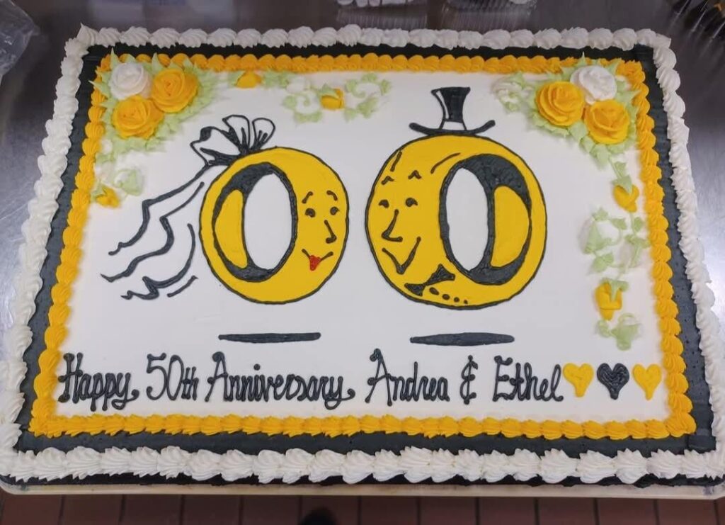 The sweet couple told me to "decorate how you'd like, just make it nice for us". I was inspired by them❤❤ (Buttercream-full sheet)