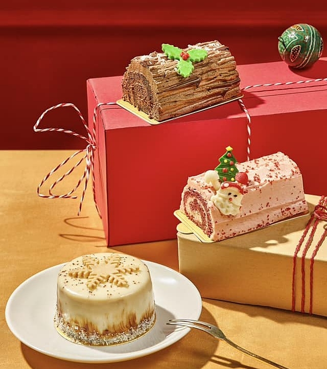 Cakes adorned with Christmas-themed designs are available at all LUsine branches. Photo courtesy of LUsine