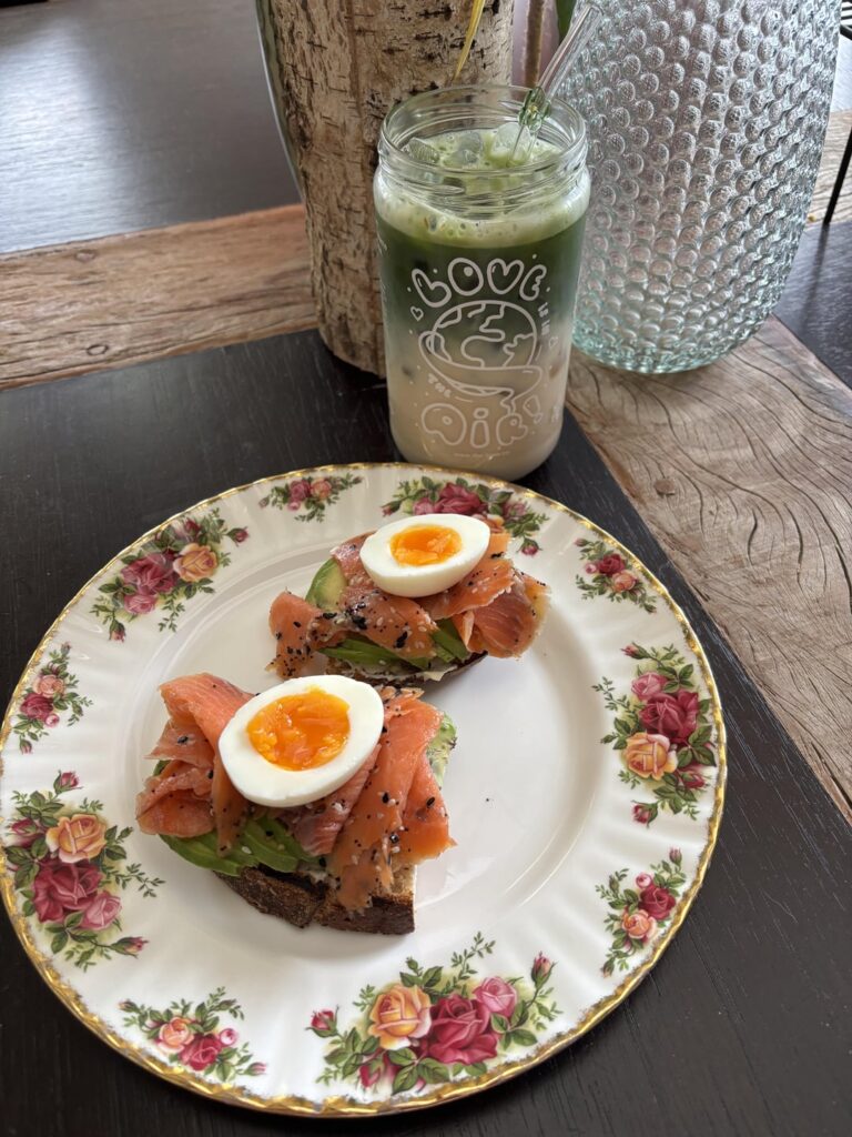 Getting back into it with a pretty lunch as motivation fuel 572 cal/ 56g protein