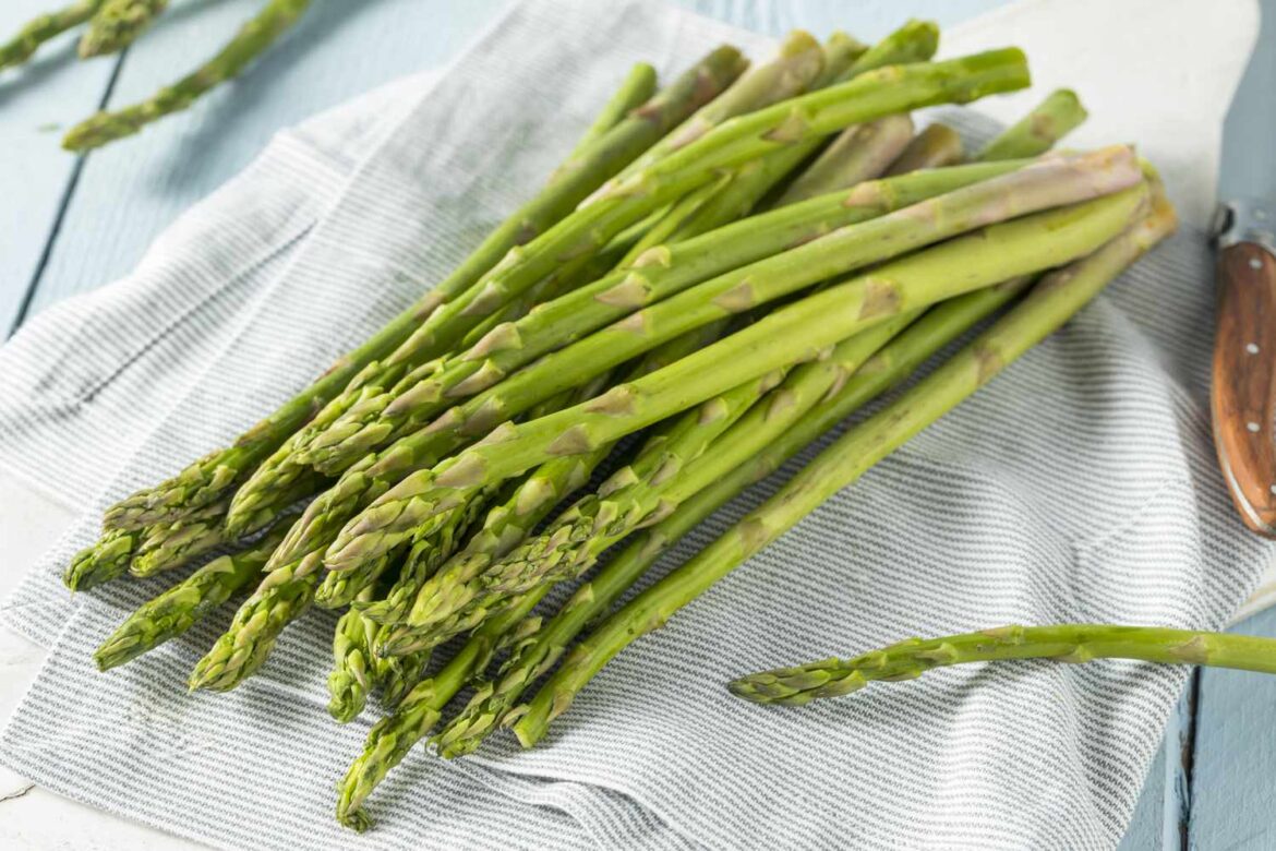 Can You Eat Asparagus Raw? A Nutritionist Explains