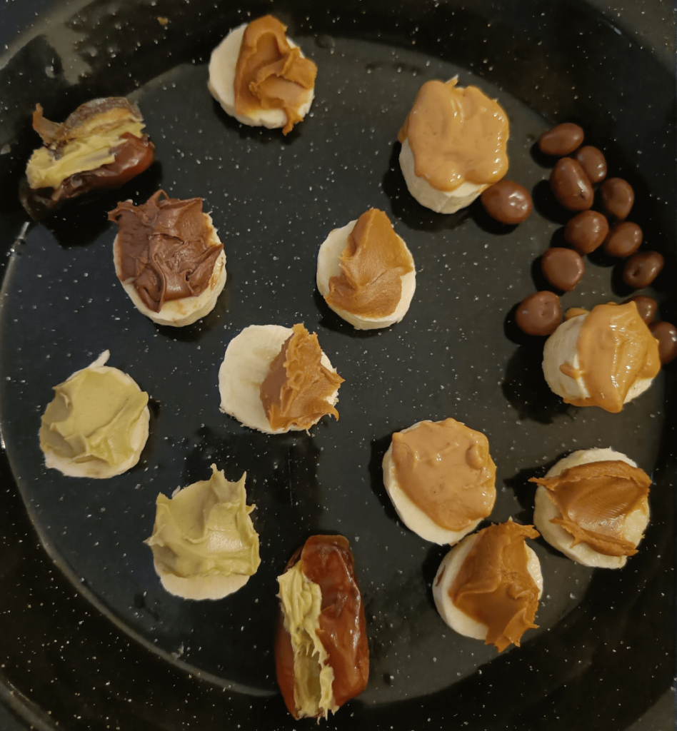 Banana, dates and chocolate raisins (toppings: cashew butter, pistachio creme, biscoff and nutella) ~ 263 calories