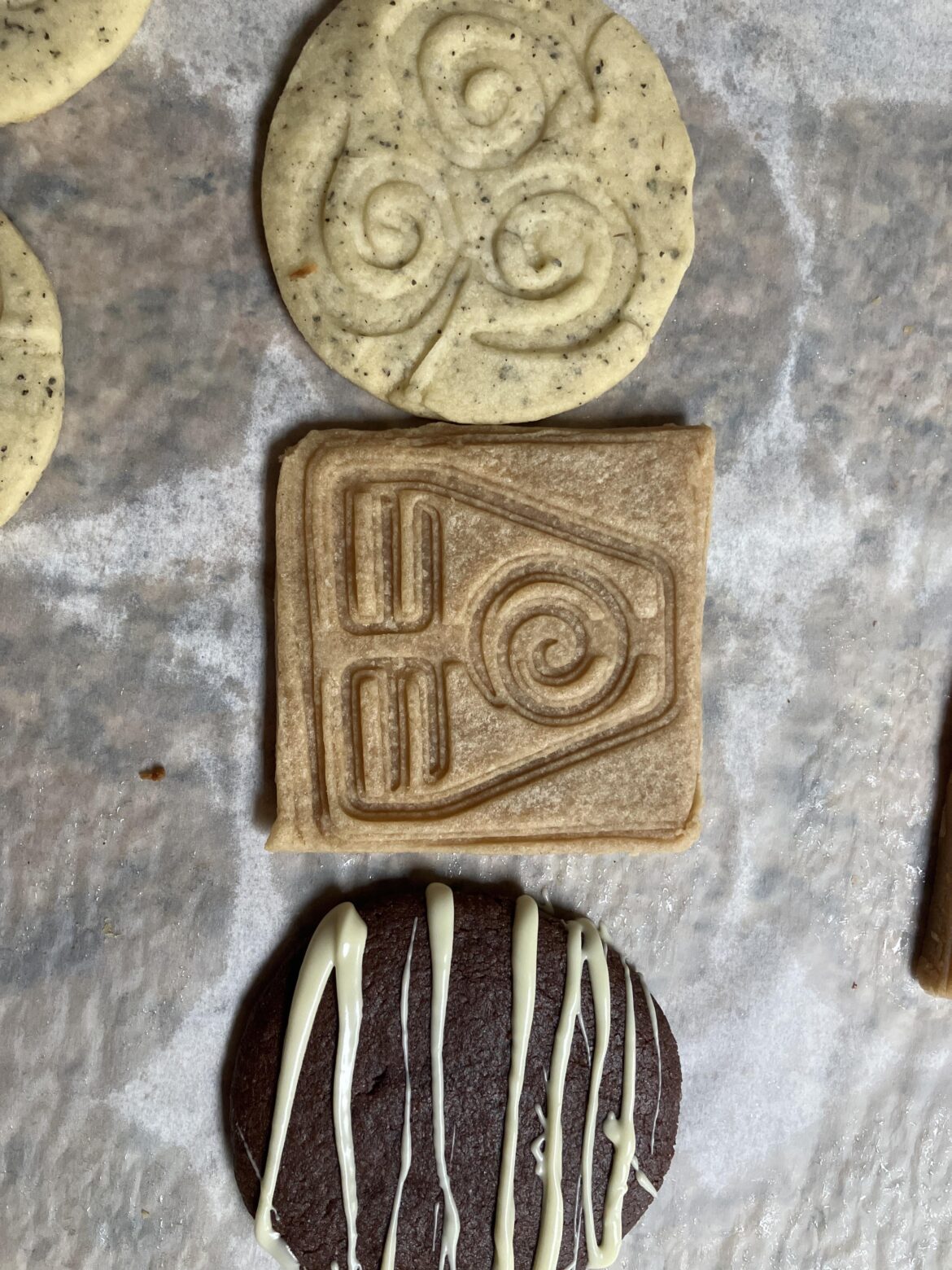How do I decorate cookies with an indented design?