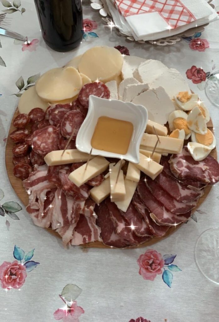 Salumi, formaggi e miele, uova