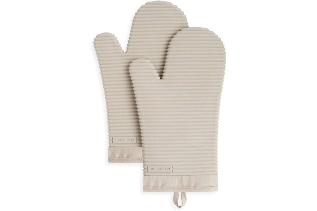 A pair of white oven mitts
