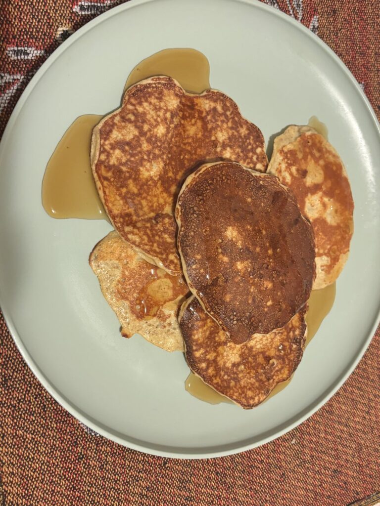 finding ways to incorporate sweet treats 🫶🏼 370 calories 31g protein for 5 pancakes