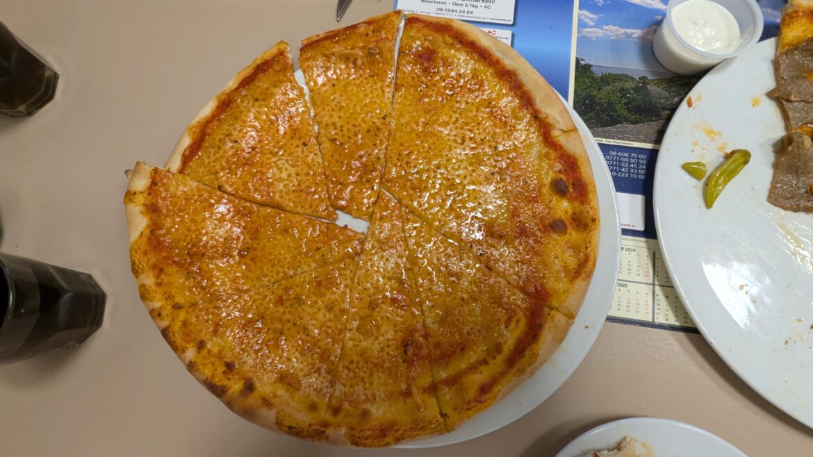 The "chef" cut our pizza like a 5yr old