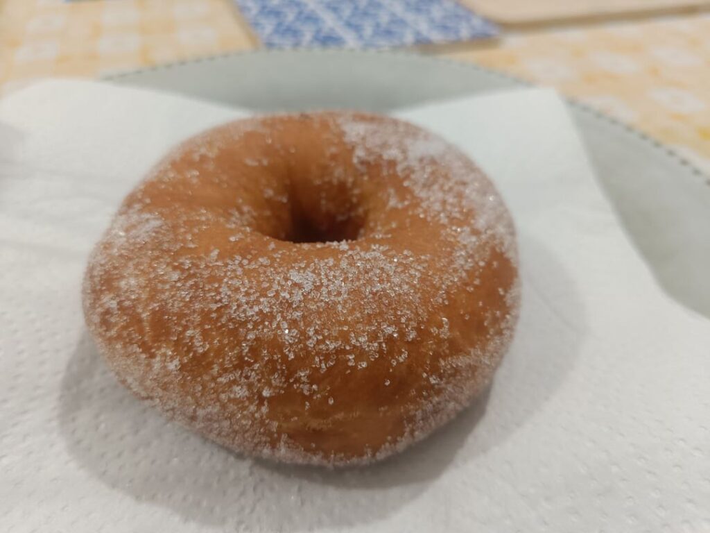 American Donuts? No, these are Frati Fritti. A typical Carnival doughnut, initially Florentine and then adopted by Sardinia.