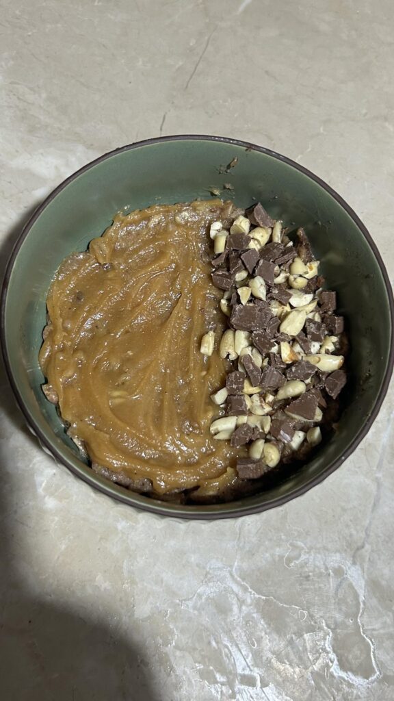 Snickers Inspired Oatmeal (373 calories)