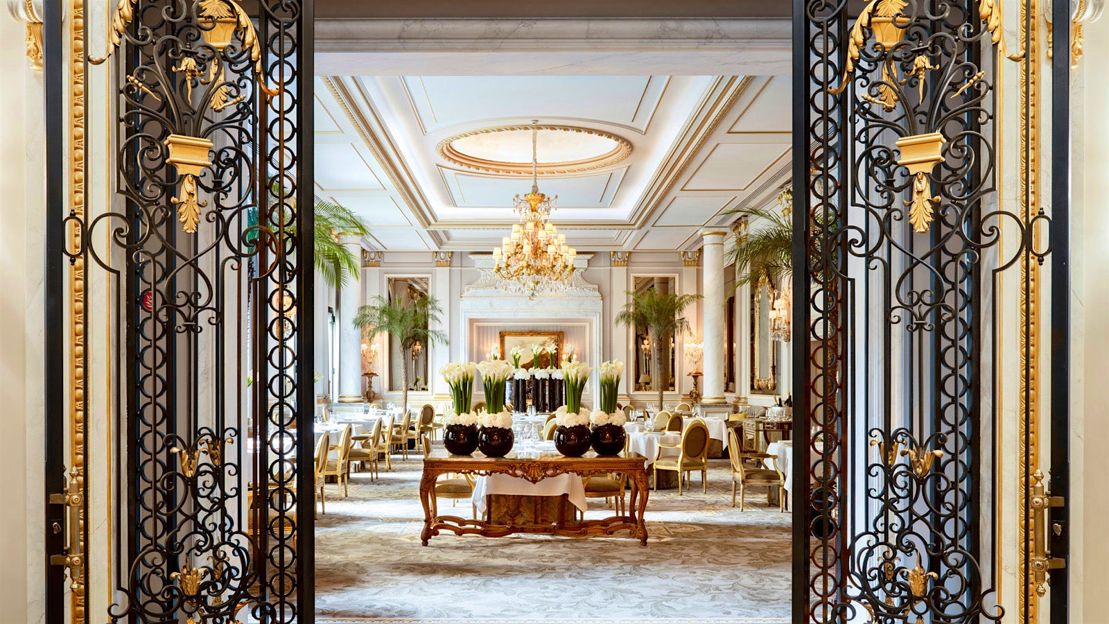  The Baroque-style dining room of Le Cinq