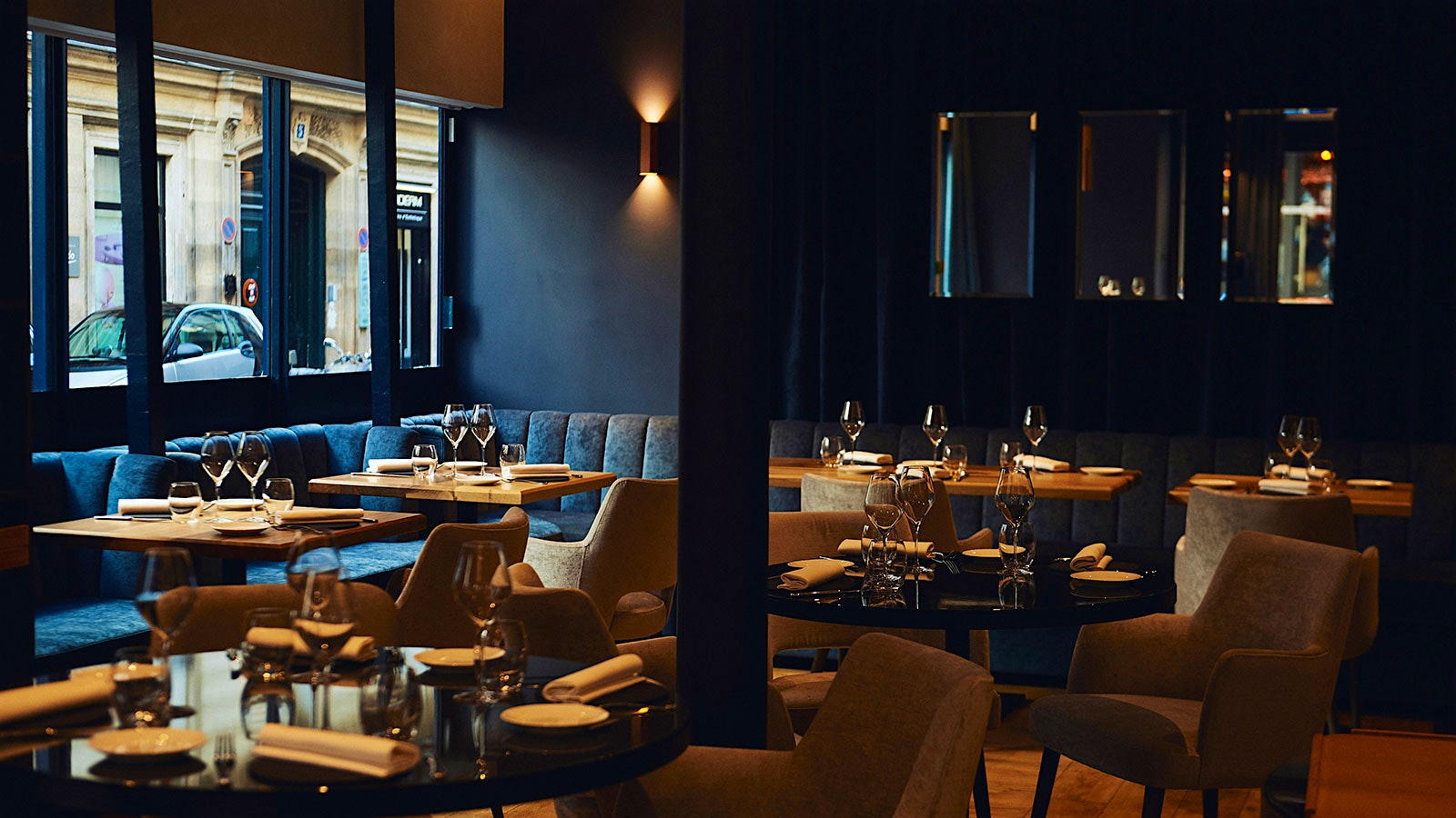 The dark blue dining room of Origines