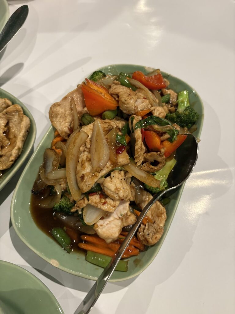 how many calories are in this stir fry? name on menu is ‘pad grapow’. im guessing 900..