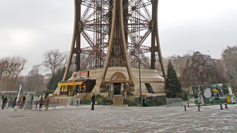 Le Jules Verne restaurant entrance