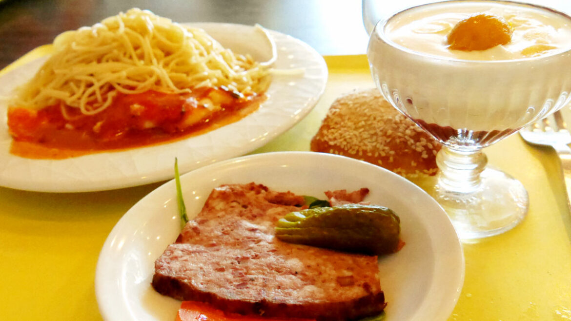 I tried going to “Resto U” where the taste of France with a full volume of 900 yen is enjoyable to appetizers, main desserts I tried going to "Resto U" where the taste of France with a full volume of 900 yen is enjoyable to appetizers, main desserts