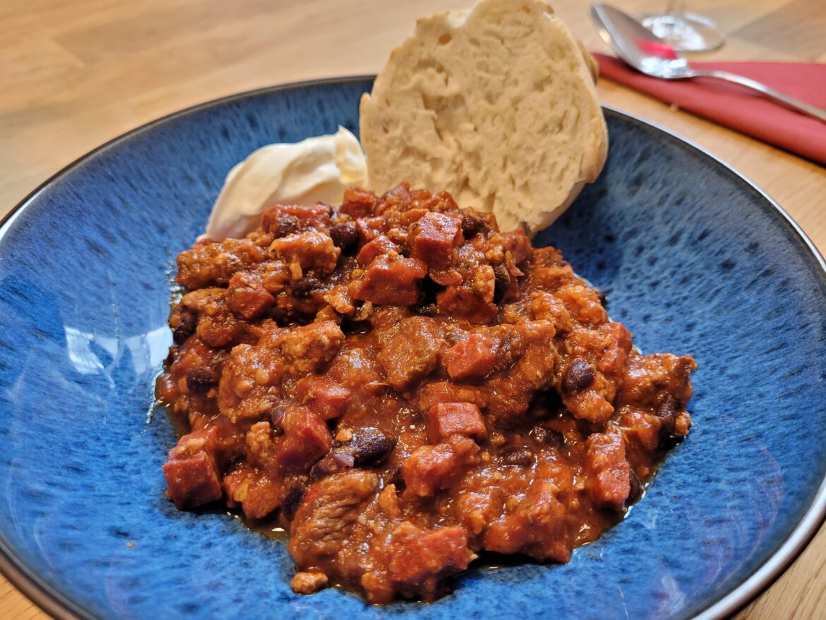 Chili Con Carne Texas Style with homemade bread rolls.