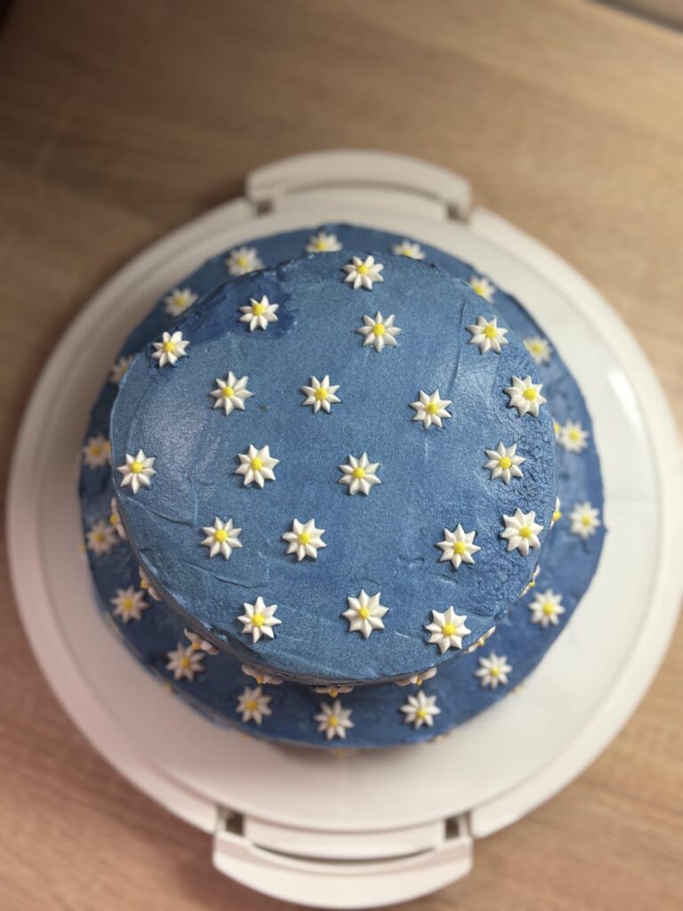 I’m very proud of this cake. Minimalist yet very cute. ☺️😌