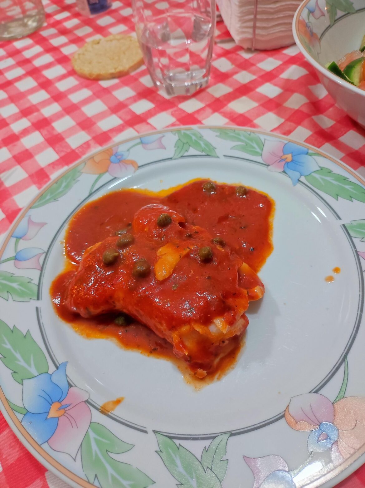 Simply and delicious: Cod fillet with tomato and caper sauce. (Semplice e delizioso: filetto di merluzzo con salsa di pomodoro e capperi).