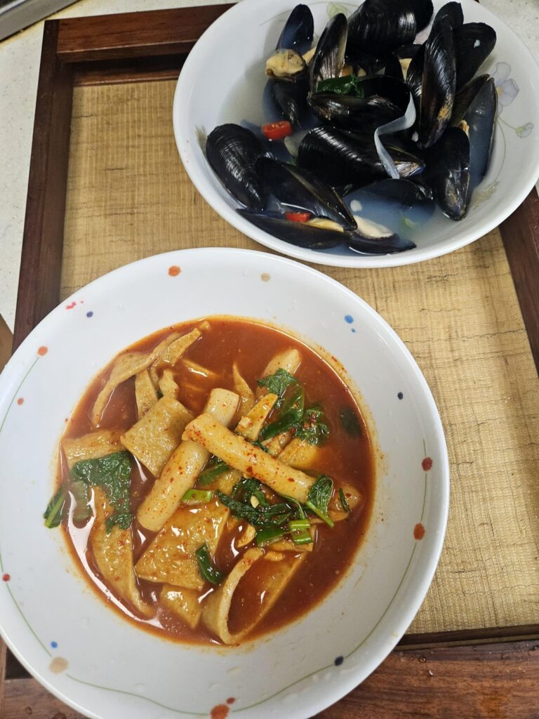 Mussel soup and Soup tteokbokki
