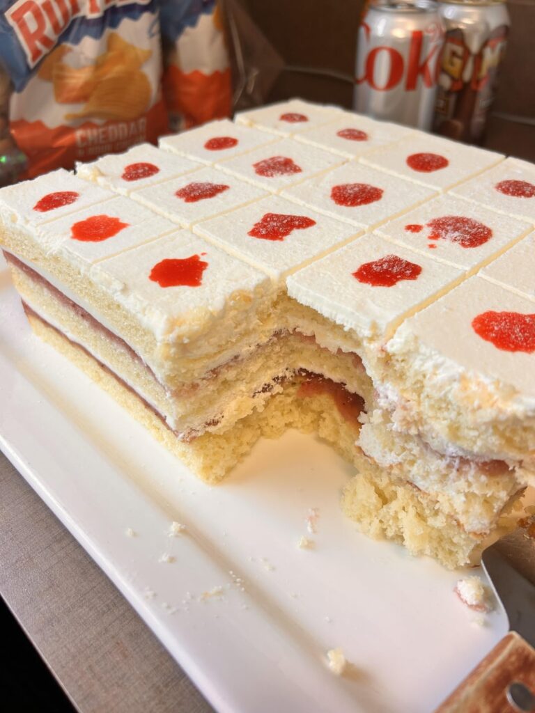 Calories in a slice of strawberry cake.