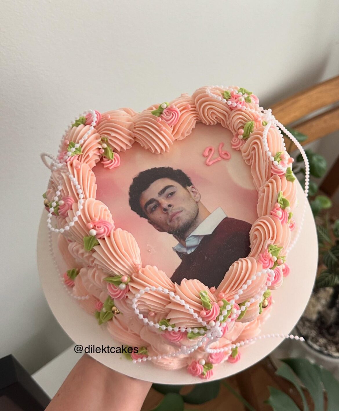 I made a floral vintage birthday cake!