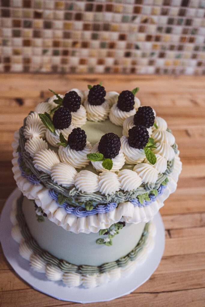 une mûre mûre murmure au mur