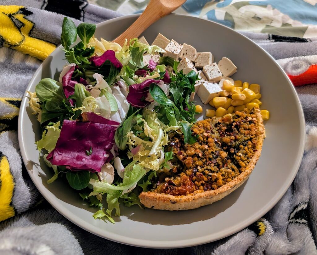 Vibrant dinner, beige lunch