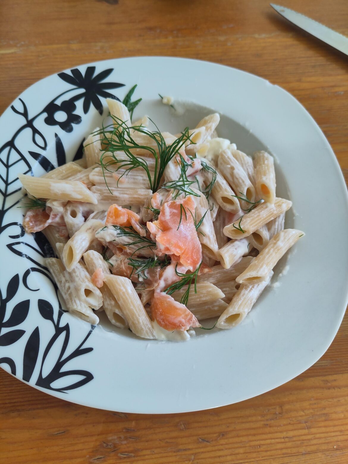 Lazy lunch from leftovers: Penne with cream, smoked salmon, and lots of dill