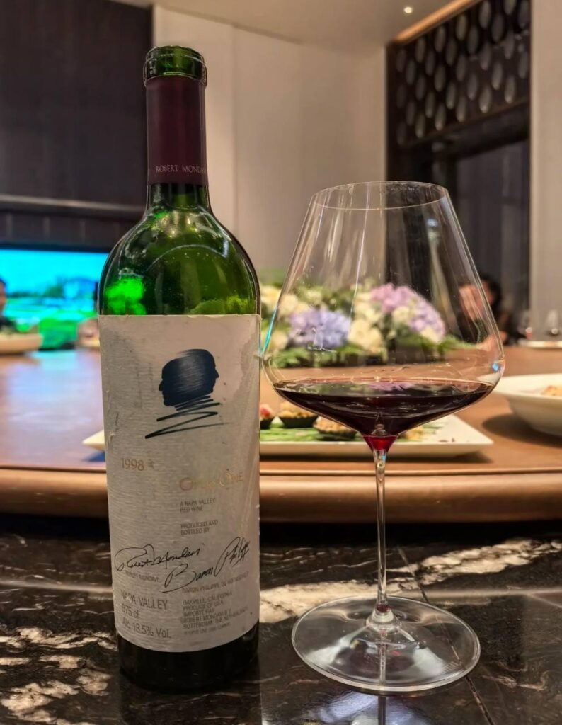 1998 Opus One
Shows very consistent drinkability. There is not even much difference in the taste several times: very ripe blackberry and black brie aroma, combined with smoke, vanilla and cigar box. The entrance is full, round, very layered, but not very complicated.