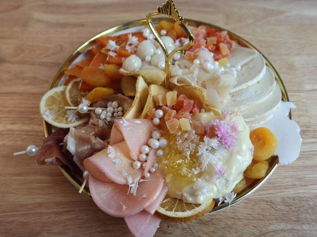 Made a themed Cheese plate inspired by the Snow Moon yesterday | Mitica Nieve de Cabra | 5 Spoke Creamery Harvest Moon | Mont D'or