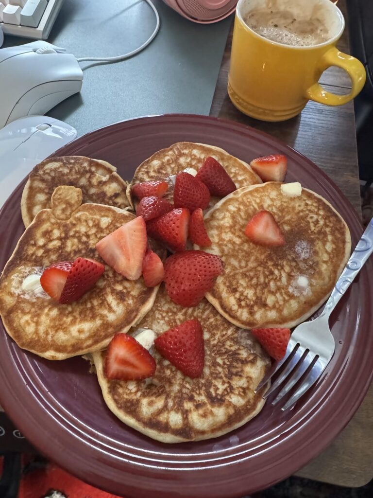 I’m going through a pancake phase… protein pancakes that kept me full for hours!! 577 cals, 45g protein