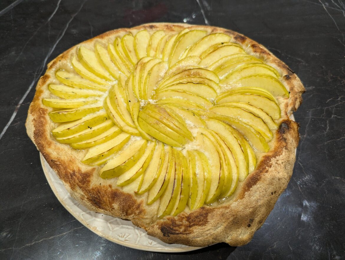 Tarte aux pommes avec pâte à pizza napolitaine