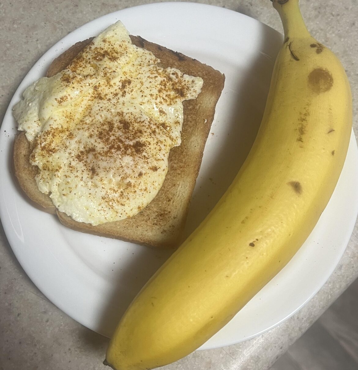 Egg (70) fried in butter (45) on toast (70), banana (100) - 285 cal