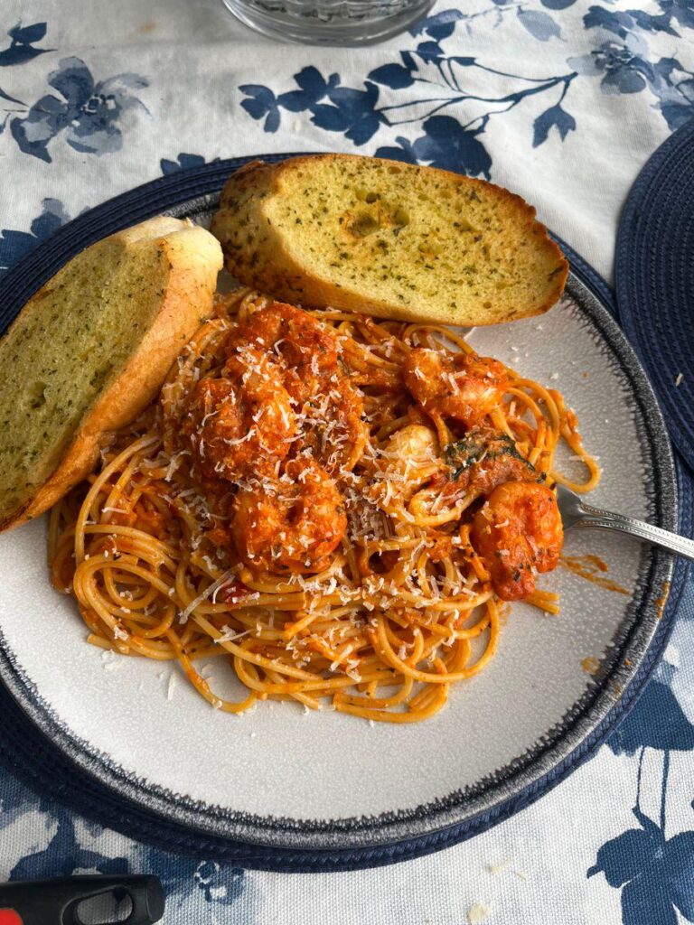 Creamy prawns with spaghetti