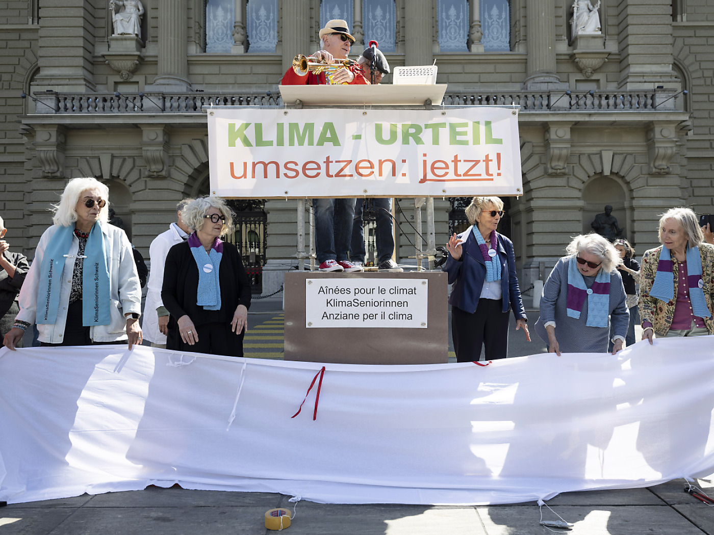 Climate seniors unveil stone on the Bundesplatz