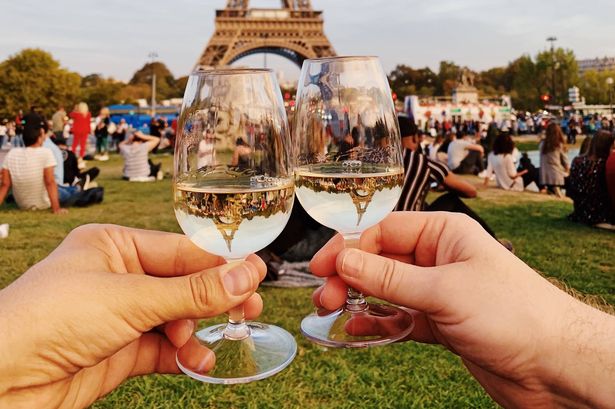 Two glasses of wine in front of the Eiffel tower