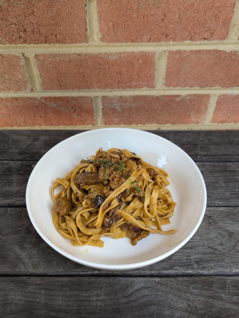 Tagliatelle all'uovo con salsiccia e porcini