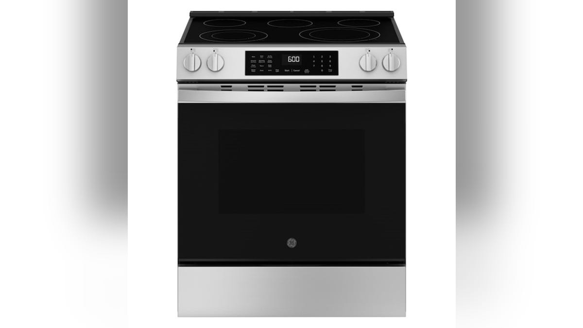 This oven comes with a removable tray for easy cleaning. 