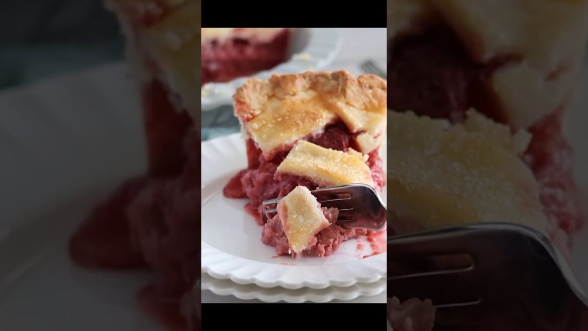GLUTEN FREE Strawberry Rhubarb Pie is a GAMECHANGER