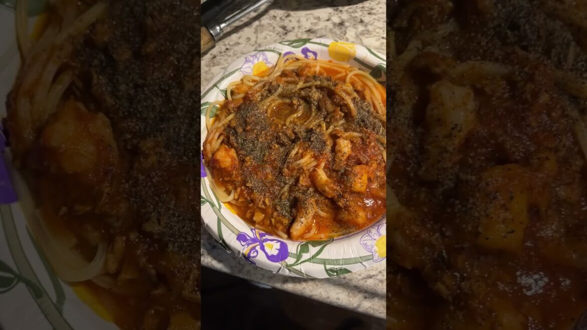 #making spaghetti pasta with fresh shrimp and with red clam sauce and white clam sauce ￼￼