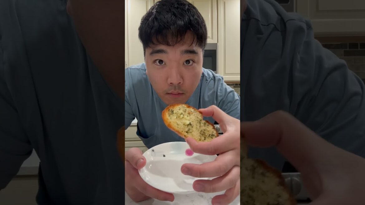 Make this for your next pasta night! #dad #garlic #pasta #bread #garlicbread #butter #garlicbutter