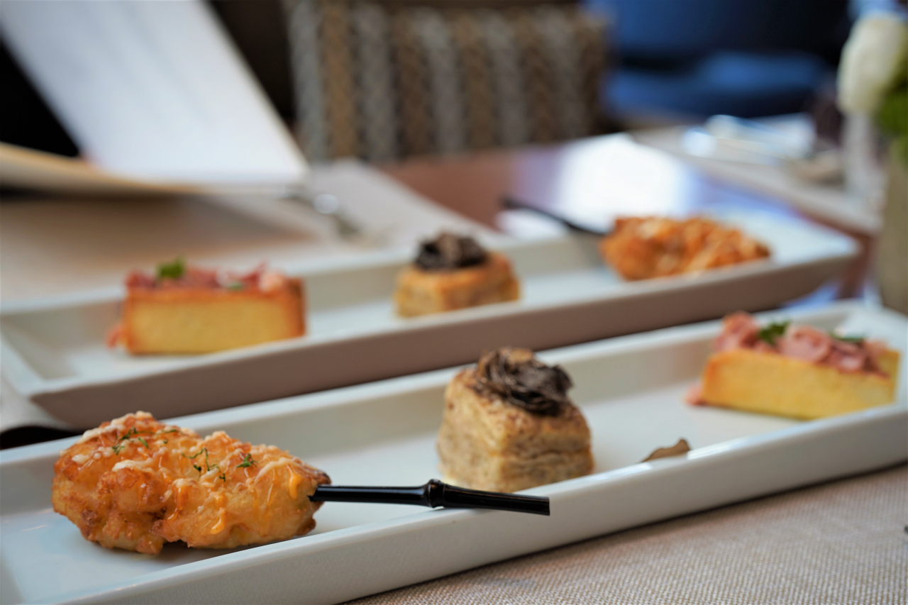 Chef Jung Sang-hyup's savory pieces in "French Gouter" at Park Hyatt Seoul in Gangnam-gu, southern Seoul (Lee Si-jin/The Korea Herald)
