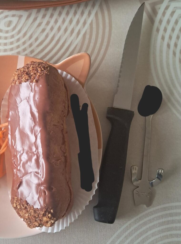 Eclair from bakery calories?