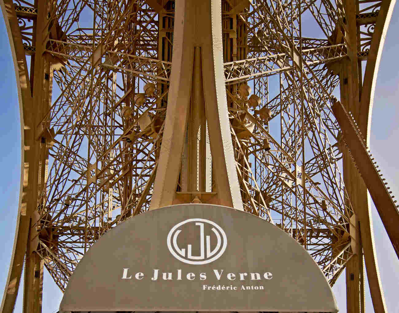 Le Jules Verne enjoys prime Paris real estate. (©Marie-Line Sila / Le Jules Verne)