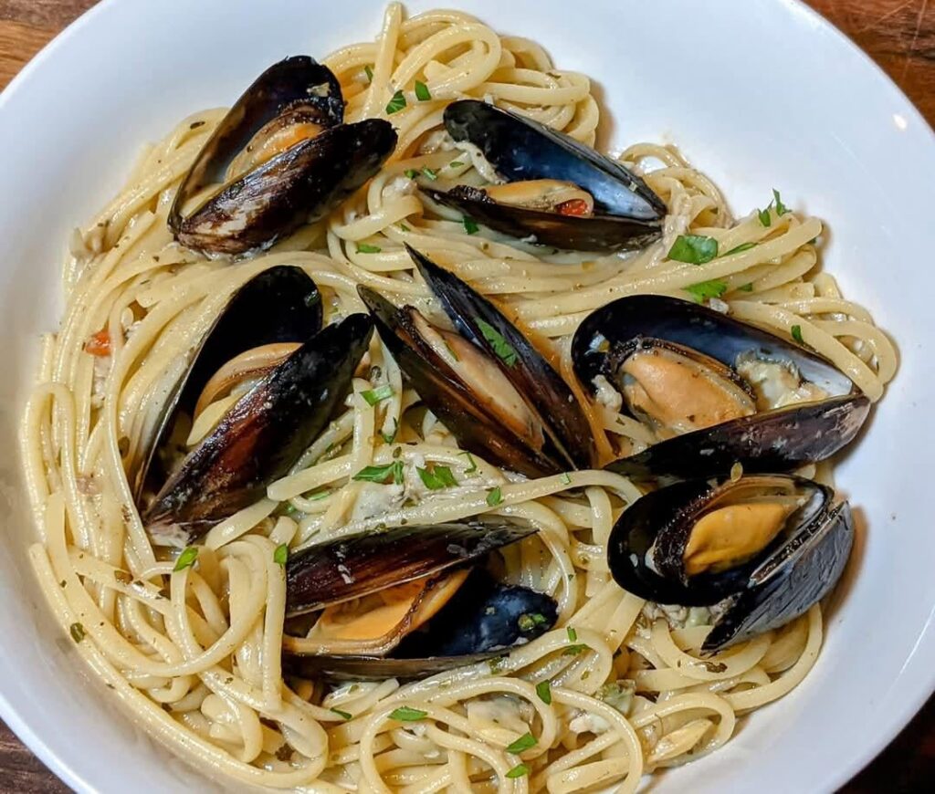 Linguine with clam sauce and mussels