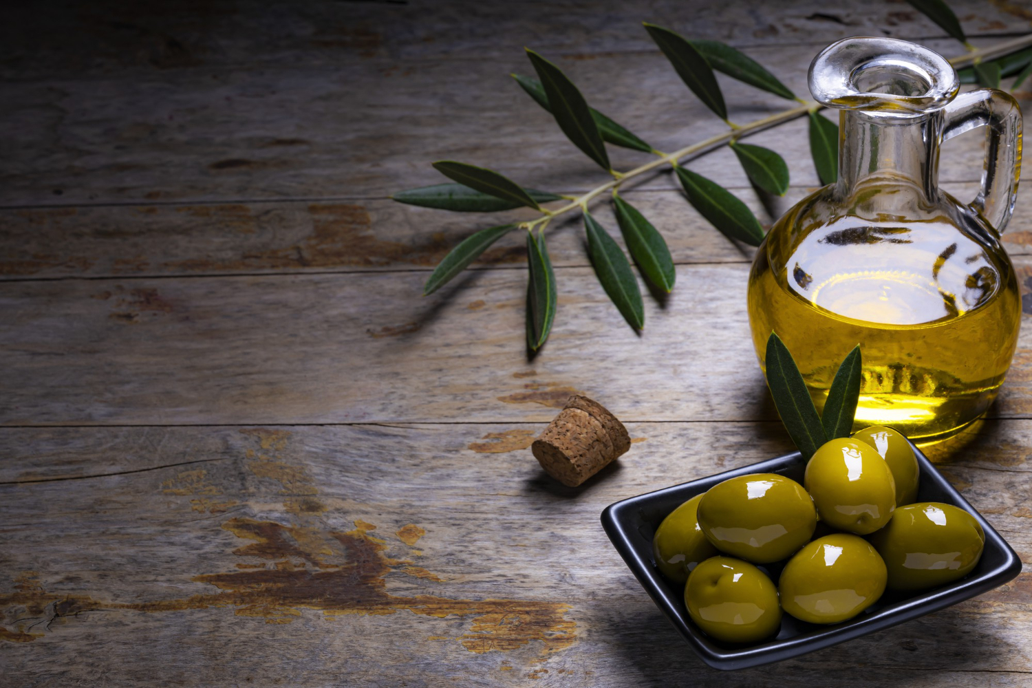 Extra virgin olive oil (EVOO) is a high-quality oil extracted from the first pressing of olives. It's considered one of the healthiest oils due to its rich nutritional profile and potential health benefits. (Freepik)