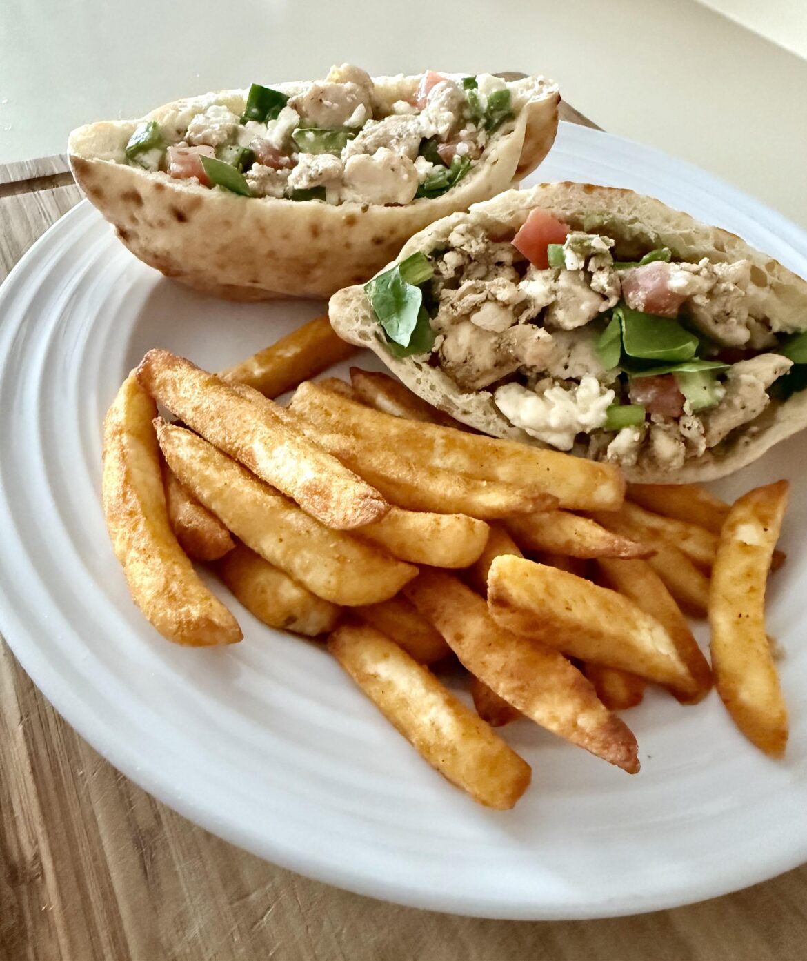 chicken & greek salad pita pockets 🤤