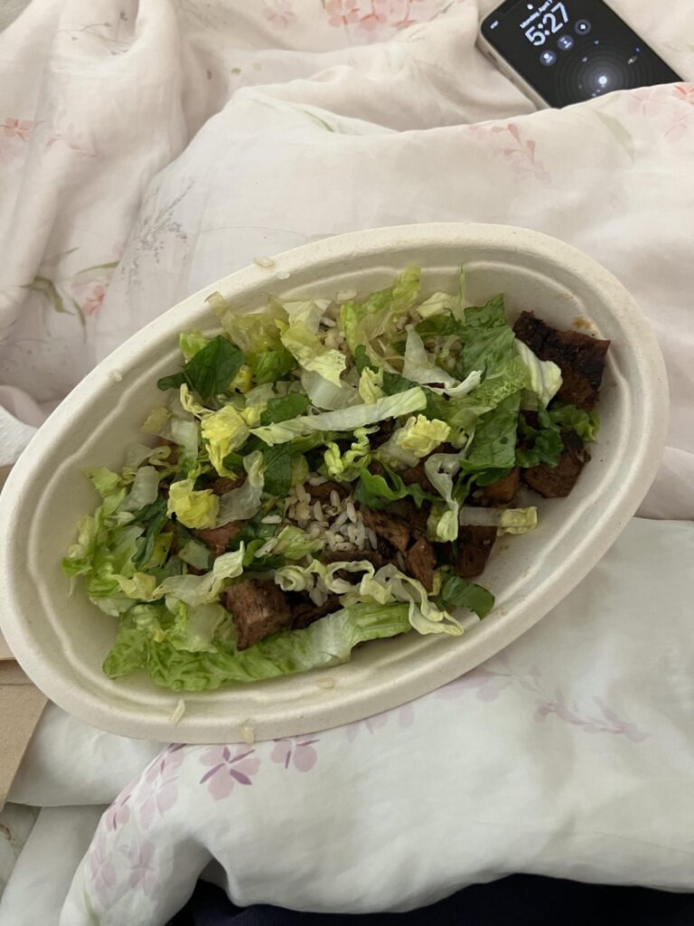 calories in this chipotle burrito bowl with brown rice, steak and romaine lettuce