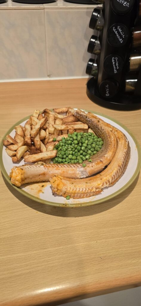 Friday fish, chips and peas. Caught two dogfish down at the coast yesterday, and they made a lovely meal 🙏