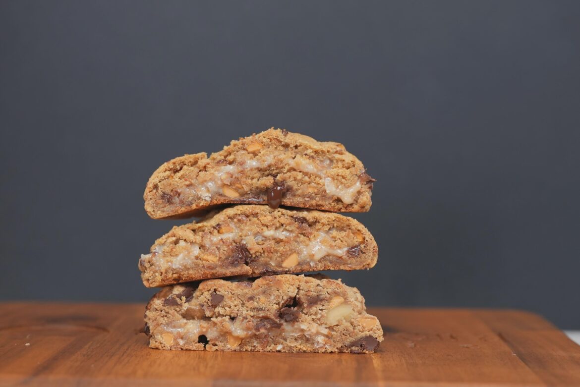 Cake and Cookie combined in one dessert 😋