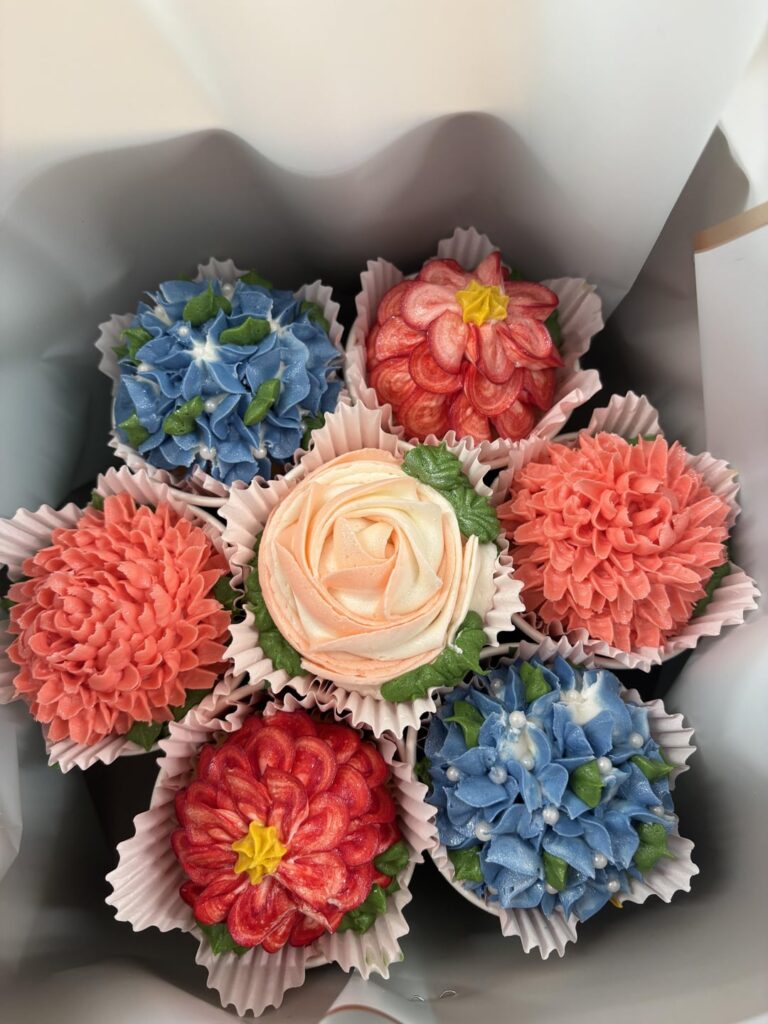 A few floral cupcake designs I’ve made 🧁